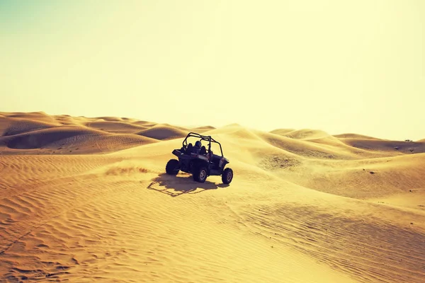 Offroad Quad Baggy Bike Fahren Wüste Dünen Horizont Bei Sonnenuntergang — Stockfoto