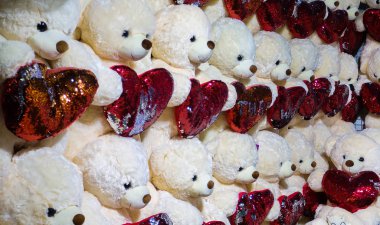 Bir çok bej renkli oyuncak ayının duvarında kırmızı kalpler parlıyor. Ödül olarak da atış poligonunda.