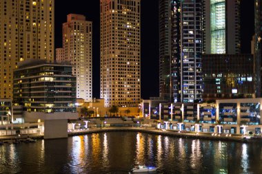 Dubai Marina kıyısı akşam manzarası, Dubai Marina 'daki modern binalar, modern binalar gökdelenler ve su kanalları arasında, Uae