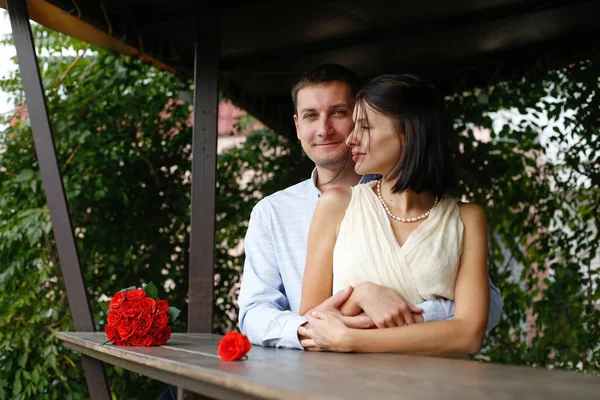 Jovem Casal Romântico Posar Depois Casar Dia Casamento Camisa Azul — Fotografia de Stock