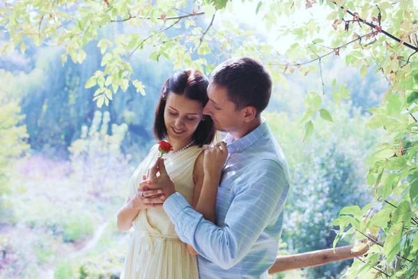 Glückliches Romantisches Paar Frisch Verheiratet Verliebt Rote Rosenblume Vor Naturkulisse — Stockfoto