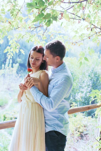 Doux Adorable Jeune Couple Dans Des Câlins Avec Des Fleurs — Photo