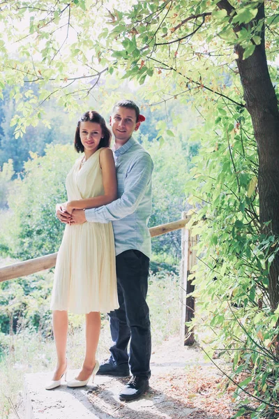 Feliz Pareja Jóvenes Adultos Abrazos Naturaleza Fondo Verde Verano Abrazos —  Fotos de Stock