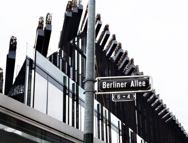 Berliner Allee tarzı siyah levha, Dusseldorf, Almanya 'da beyaz harflerle yazılmış.