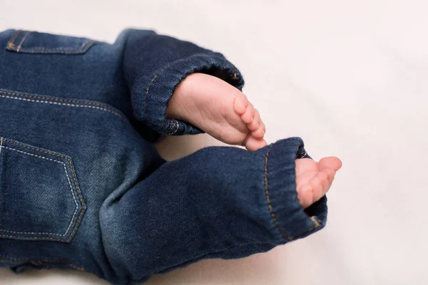 Baba Csecsemő Édes Lábujjak Visel Első Farmer Közelről — Stock Fotó