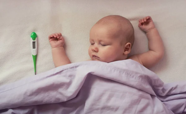 Bambino Bambino Sonno Profondo Letto View Con Termometro Vicino Mani — Foto Stock