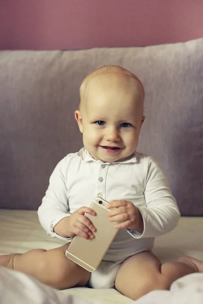 Süßes Entzückendes Baby Hält Handy Den Händen Und Lächelt Glücklich — Stockfoto