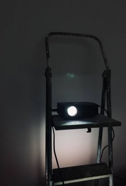 Projektörle film izlemek, sinemada kalmak, kaliteli bir ortam. 