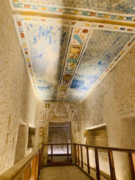 Interior Del Antiguo Templo Hermoso Techo Paredes Con Jeroglíficos Dibujos —  Fotos de Stock
