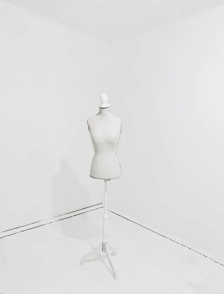 Quarto Branco Total Com Manequim Minimalismo Roupas Conceito Moda Pura — Fotografia de Stock