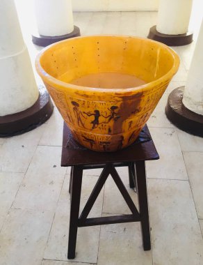 Antik firavun zamanı boş saat. Clepsydra 'yı Firavun Müzesi, Mısır, Kahire' de sandalyede izle. 