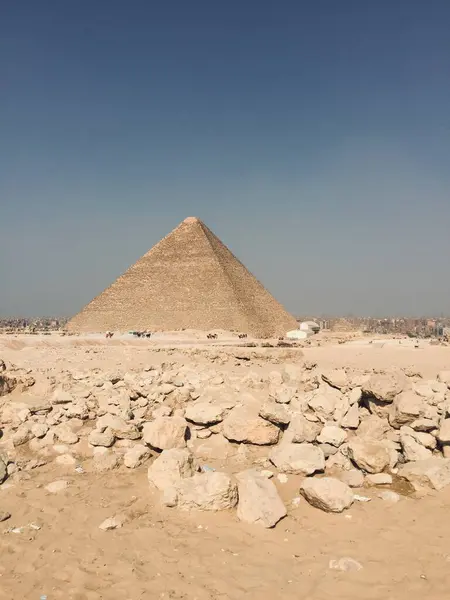 떨어져 바위와 매혹적 관광지 인기있는 관광지 이집트 기자에 전설적 피라미드 — 스톡 사진