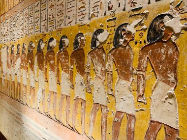 Antik Mısır 'da duvarda, krallar vadisinde firavun tapınağı içinde insan suretinde bir resim çiziliyor.