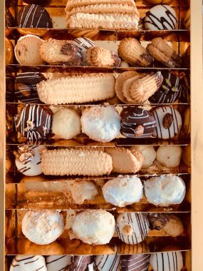 Arap kurabiyeleriyle altın kutuda Ramazan 'dan sonraki tatil için krema karışımı, tatlı bir hediye. 