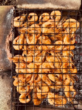 Izgarada karidesli karides yakın. 