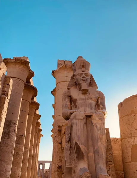 Magníficas Columnas Señoriales Antigua Estatua Faraónica Templo Luxor Egipto —  Fotos de Stock