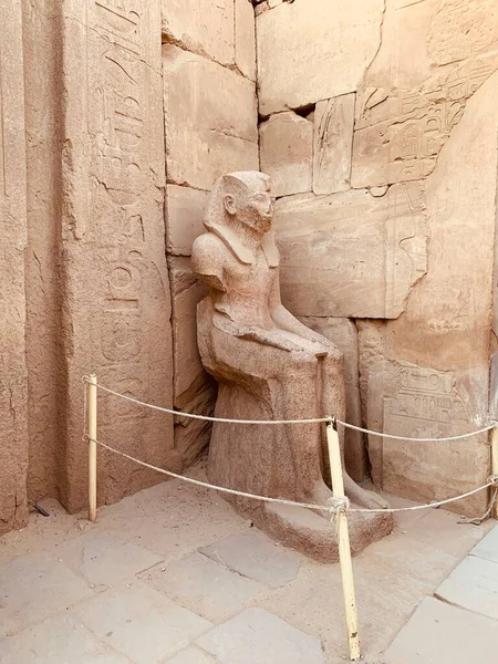 Estátua Pedra Velha Com Cerca Sentar Canto Templo Karnak Fundo — Fotografia de Stock