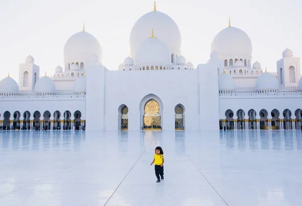 Niña Con Camisa Amarilla Medio Mezquita Grand White Abu Dhabi Imágenes de stock libres de derechos