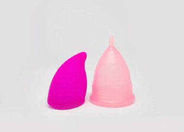 İki tip ve şekil, farklı tipte tıbbi silikon adet dönemine ait beyaz izole edilmiş arka plan, yeniden kullanılabilir ekolojik, sıfır atık kavramı olan kadın bardağı. 