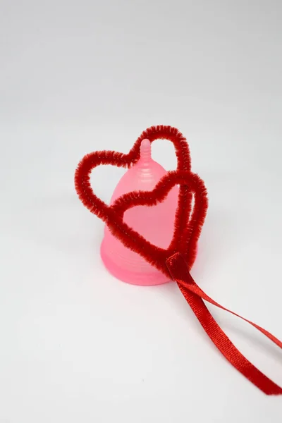 Rosa Menstruationstasse Aus Medizinischem Silikon Mit Roter Herzdekoration Weiblicher Liebeszyklus — Stockfoto