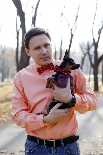 Família Olhar Retrato Jovem Segurando Brinquedo Preto Terrier Cão Animal — Fotografia de Stock