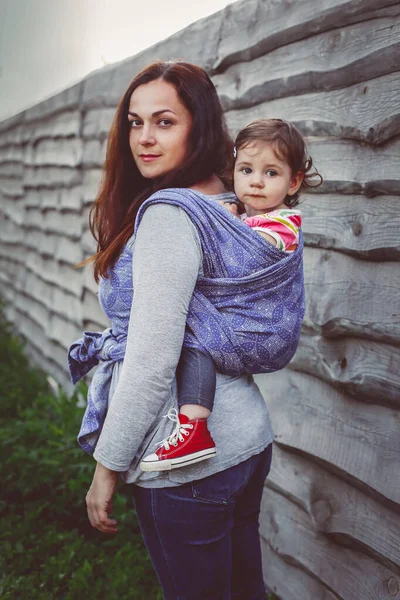 Anne Bebek Kızını Tahta Çitin Arkasında Taşıyıcı Taşıyıcıyla Sarıp Sarmaladı — Stok fotoğraf