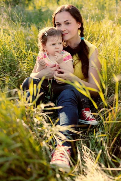 Мать Малышка Девочка Сидят Вместе Длинной Траве Теплом Солнечном Свете — стоковое фото