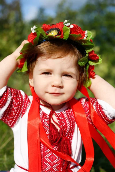 Маленькая Девочка Красивая Солнечный Портрет Носить Красный Цветочный Венок Лентами — стоковое фото