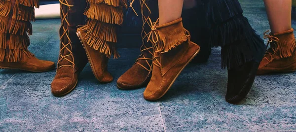 背景カバーファッション写真で多くのスエードフリンジスタイリッシュな冬暖かい靴上の女性の足 — ストック写真