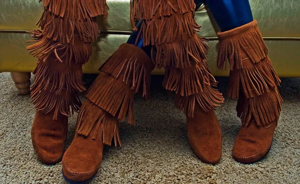 フリンジスエードスタイリッシュな冬の靴ブーツ上の女性の足 カジュアルな足のファッション — ストック写真