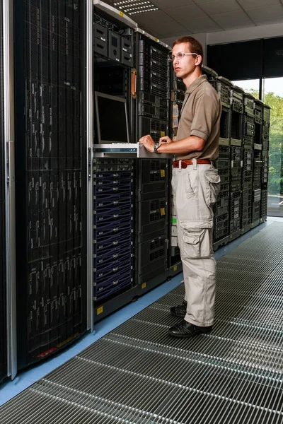 Computer engineer in computer room — Stock Photo, Image