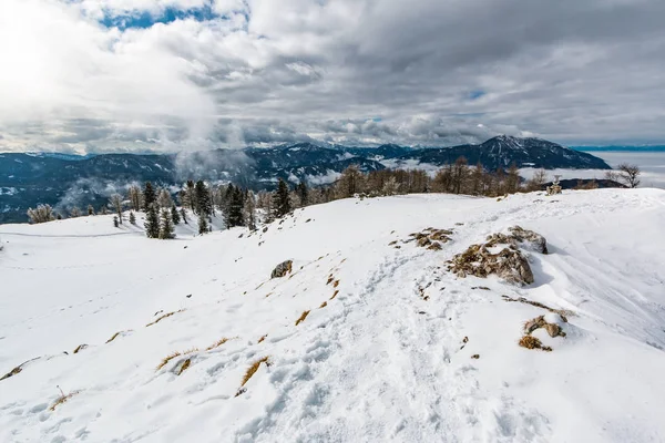 A vista dos Alpes Kamnik-Savinja da montanha Urslja gora — Fotografia de Stock