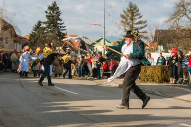 Erkekler bir kamçı wielding geleneksel kostümleri