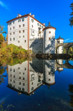 Loka Dolina, Slovenya'da bulunan pitoresk 13. yüzyıl Sneznik Kalesi (Grad Snenik, Schlo Schneeberg) gölde, yansıtan