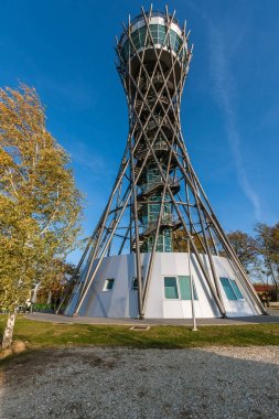 Lendavske Gorice, Slovenya - 4 Kasım 2017: Vinarium Lendavske gorice üzüm bağları yukarıda bir sonbahar gününde yükselen kule görüntülemek