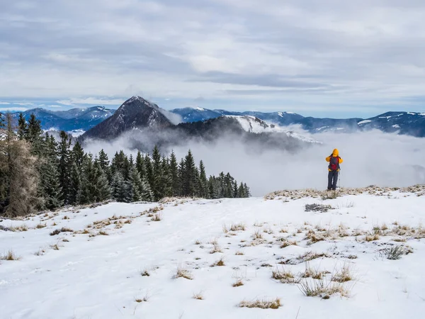 Bergsteiger Fotografiert Die Aussicht Den Kamnik Savinja Alpen — Stockfoto