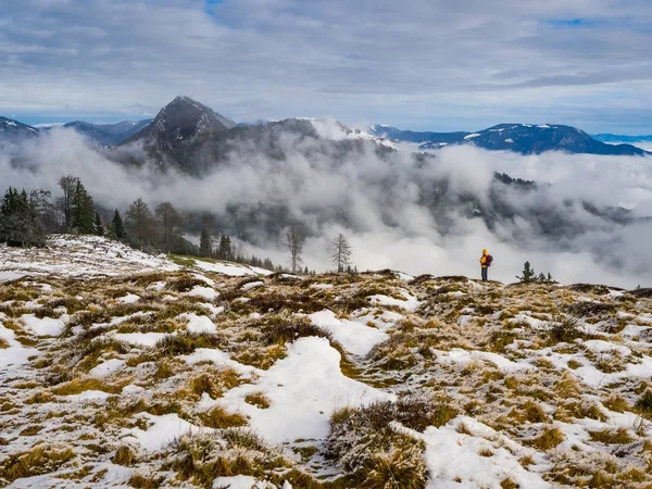 Альпинист Наслаждается Видом Камник Савиньские Альпы — стоковое фото