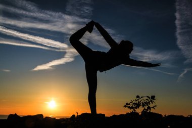 Jimnastik artistik yapıyor bir kadın silüeti