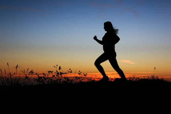 Silhouette Einer Frau Beim Laufen — Stockfoto