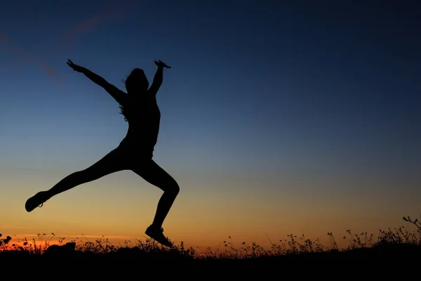 Silhouette Einer Glücklich Springenden Frau — Stockfoto