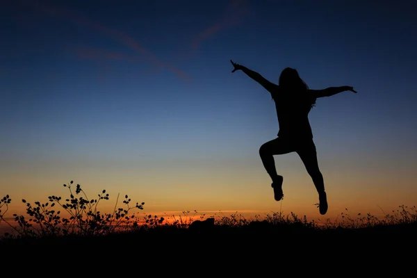 Silhouette Einer Glücklich Springenden Frau — Stockfoto