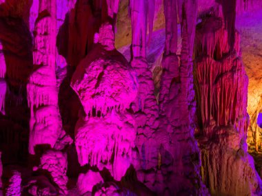 Noel zamanda Postojna ışıklı dripstones mağara