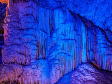 Noel zamanda Postojna ışıklı dripstones mağara