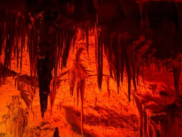 Noel zamanda Postojna ışıklı dripstones mağara