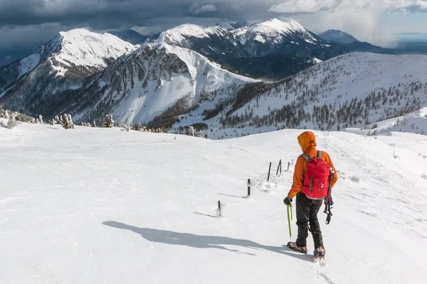 Alpinista Che Cammina Sul Pendio Innevato Della Montagna Dovska Baba — Foto Stock