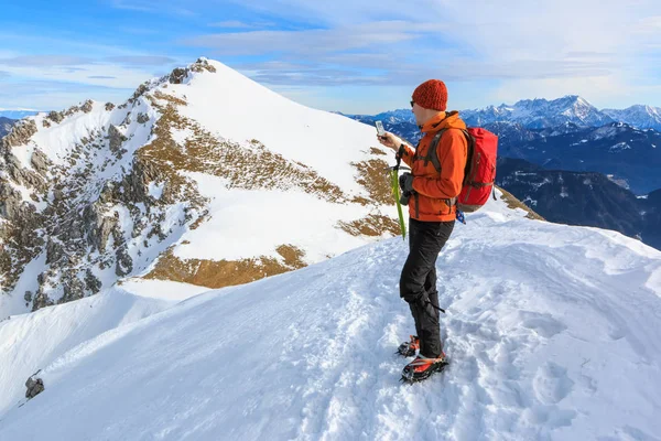 Alpinista Fotografa Con Cellulare Sulla Cima Del Crinale Del Monte — Foto Stock