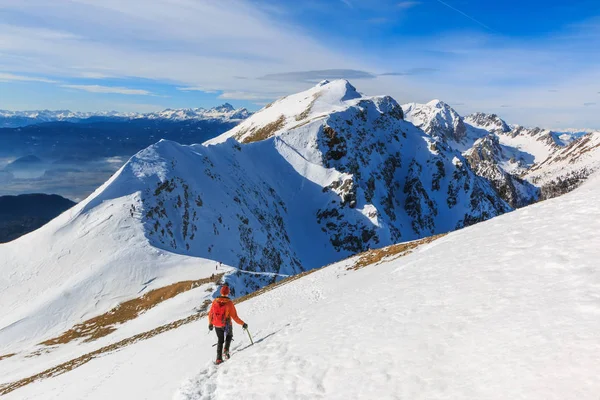 Alpinista Che Cammina Sulla Cima Del Crinale Del Monte Begunjscica — Foto Stock