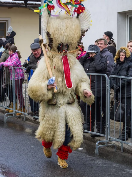 Eslovenia Febrero 2018 Máscaras Nacionales Eslovenas Kurent Corriendo Por Las — Foto de Stock