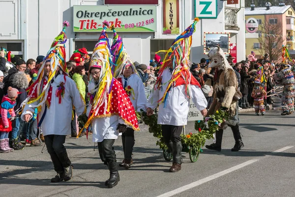 Cerknica Eslovenia Febrero 2018 Máscaras Nacionales Eslovenas Kurent Empujando Arado — Foto de Stock