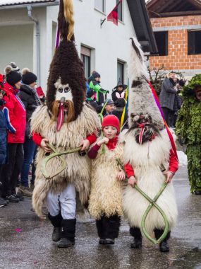 IG, Slovenya - 10th Şubat 2018: Slovence Ulusal maskeleri karnaval zamanda IG sokaklarda yürüyen Vrbovo gelen 